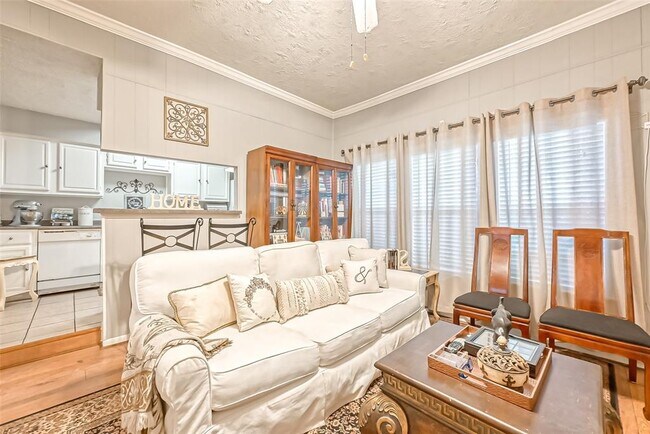 Foto del edificio - 7700 Creekbend Dr