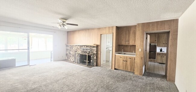Foto del edificio - 5 bed 2.5 bath Single Story With 3 CAR Gar...