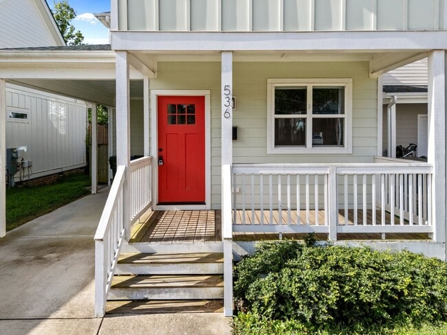 Building Photo - Modern 3 Bedroom home inside Downtown Raleigh, Fenced-in Backyard, Updated Kitchen, Pet Friendly!