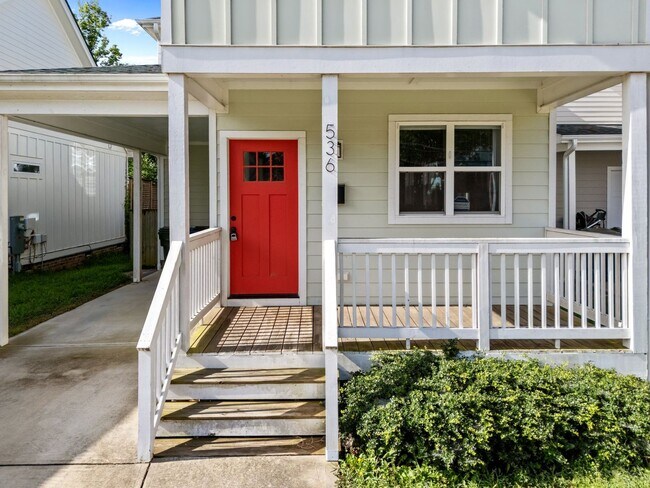 Foto del edificio - Modern 3 Bedroom home inside Downtown Raleigh, Fenced-in Backyard, Updated Kitchen, Pet Friendly!