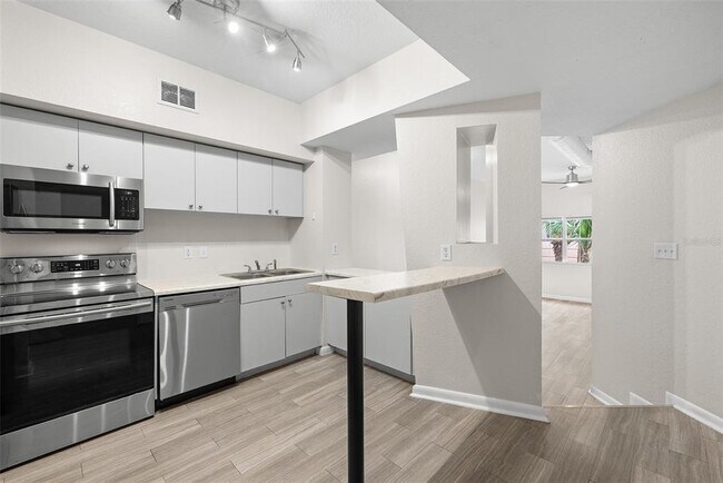 Building Photo - 2402 W Azeele St