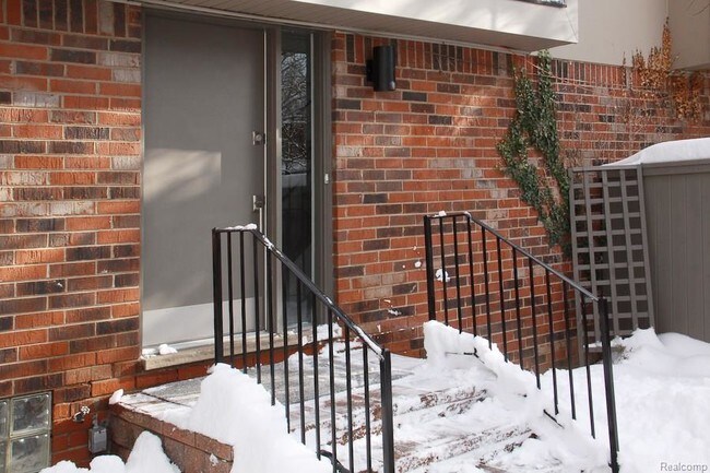 Building Photo - 984 Stratford Ln E