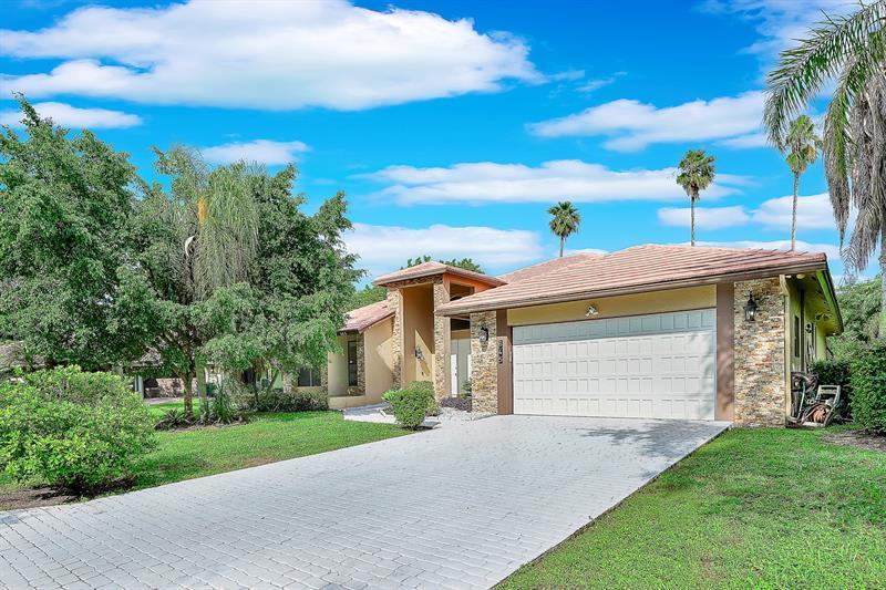 Foto principal - 645 NW 102nd Ave