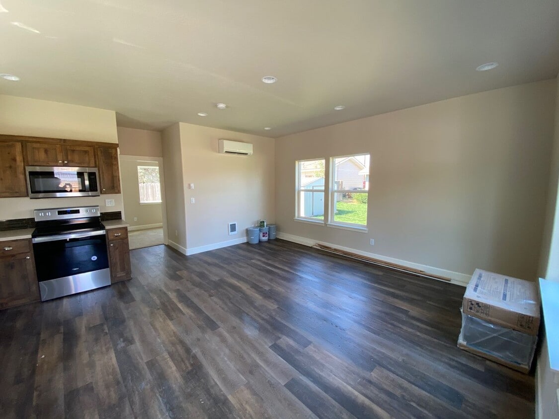 Building Photo - 1444 NW Canyon Dr