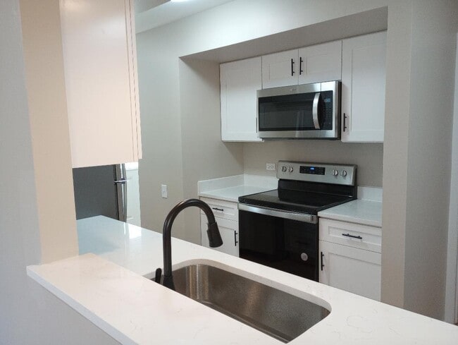 Building Photo - 110 Queens Cove