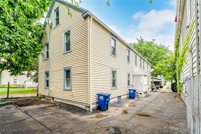 Building Photo - 2036 Lark St