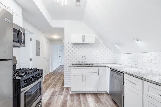 Building Photo - 2634 N Lawndale Ave