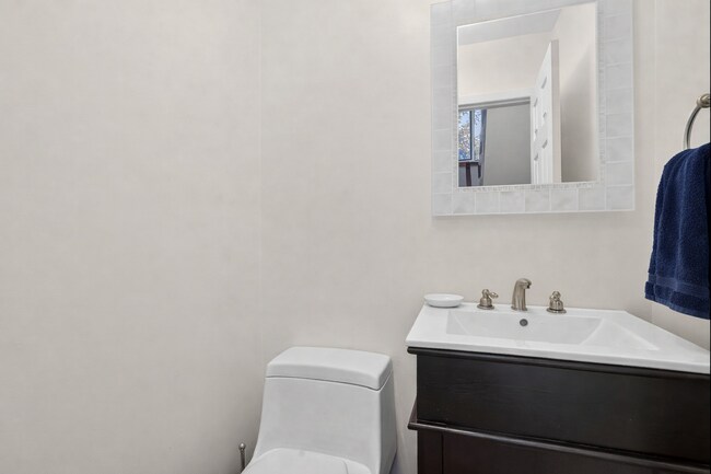 Building Photo - 10 Baker St