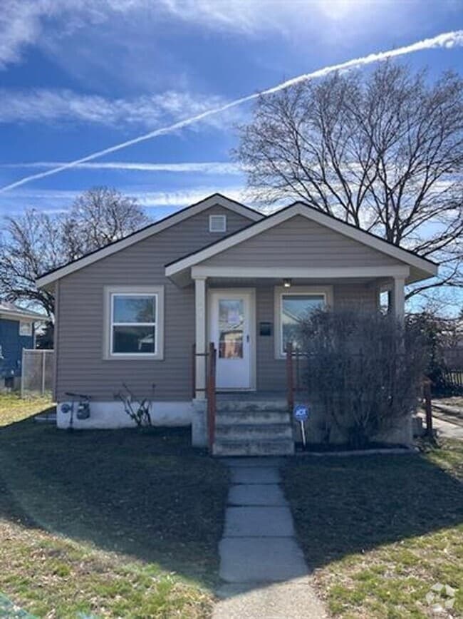 Building Photo - 908 E Longfellow Ave