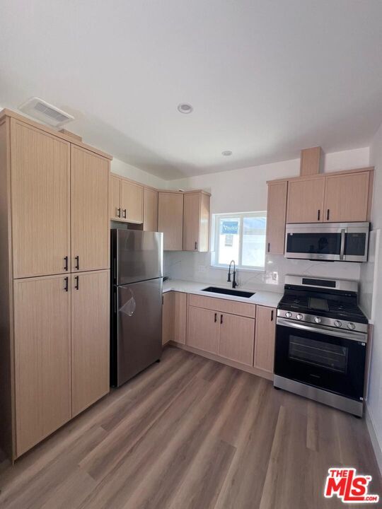 Foto principal - 7669 Beeman Ave