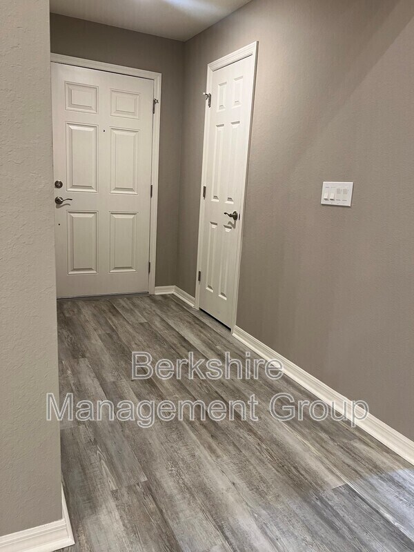 Foto del edificio - 1136 Brook Meadow Dr