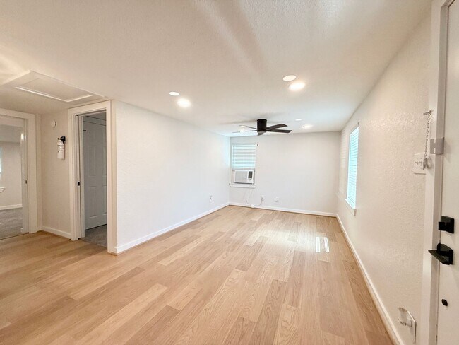 Foto del edificio - Elegant 2/1 Beach Cottage in Surfside !
