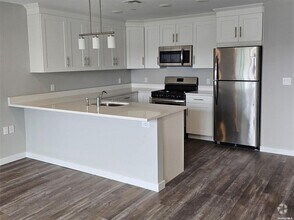 Building Photo - 221 Eastview Dr