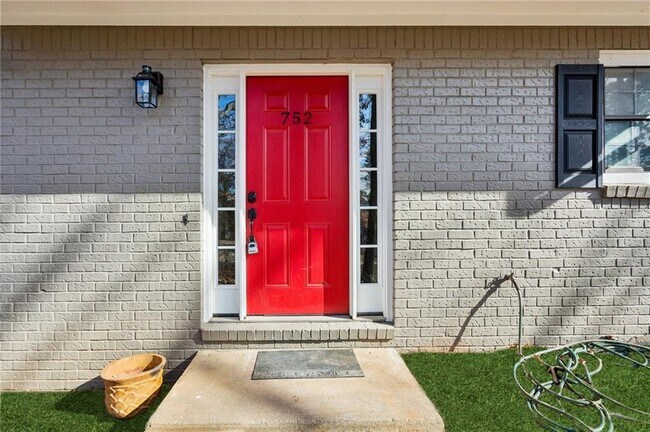 Building Photo - 752 Barnes Mill Trace NE