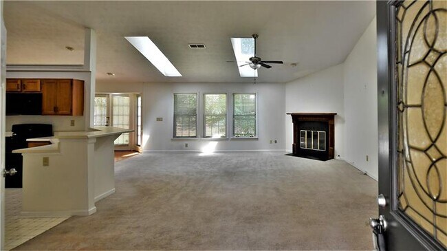 Building Photo - 4810 Hampton Square Dr