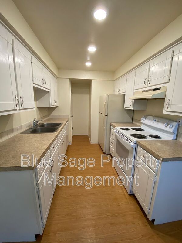 Building Photo - 937 W 12th St