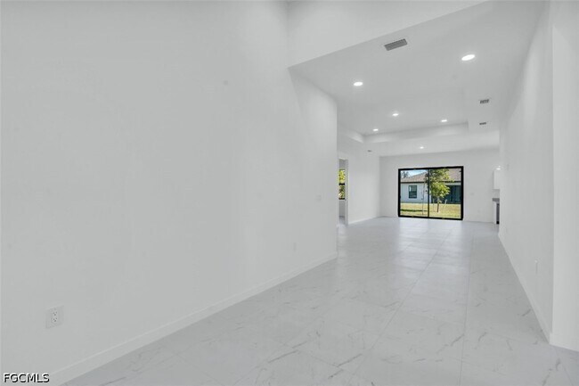 Building Photo - 1021 Chiquita Blvd S