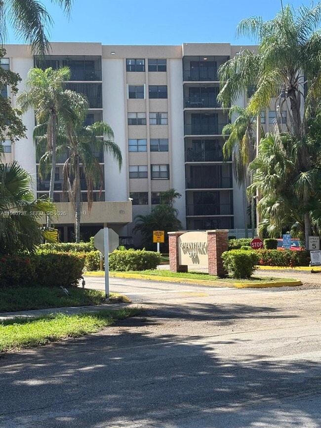 Building Photo - 900 NE 195th St