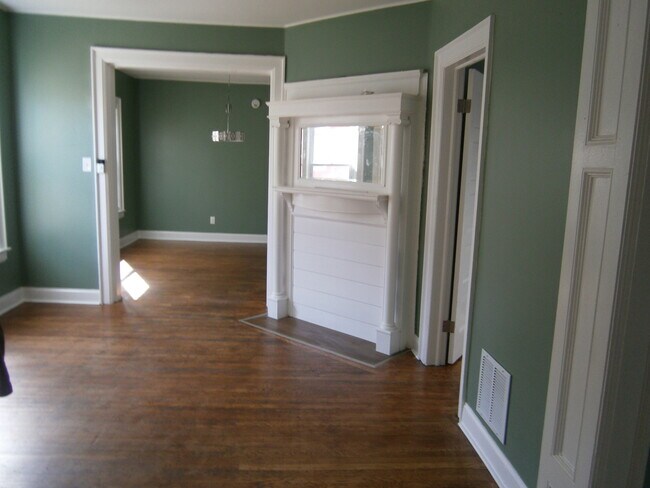 Living Room - 625 E Utica St