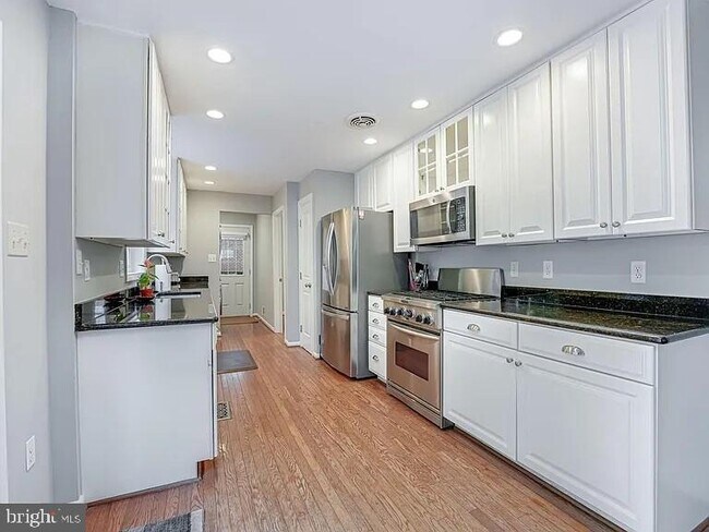 Building Photo - 2221 Senseney Ln
