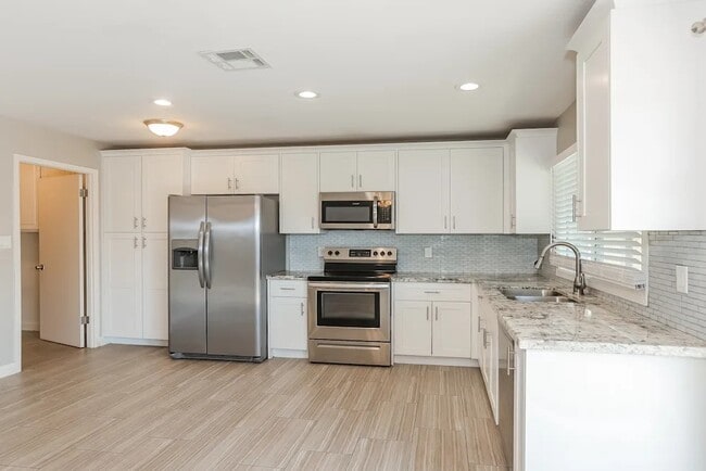 Building Photo - 2460 E Manhatton Dr