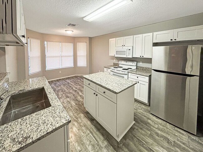 Building Photo - 1621 Dorset Dr