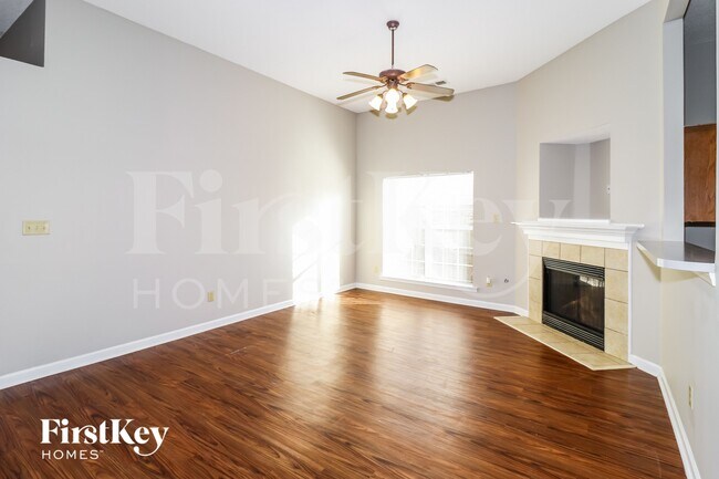 Foto del edificio - 1411 Carlton Ridge Dr