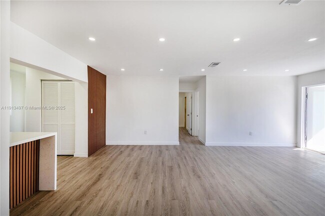 Foto del edificio - 6371 Scott St