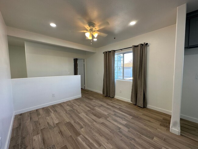 Foto del edificio - Huntington Beach 3 Bed 3 Bath Apartment