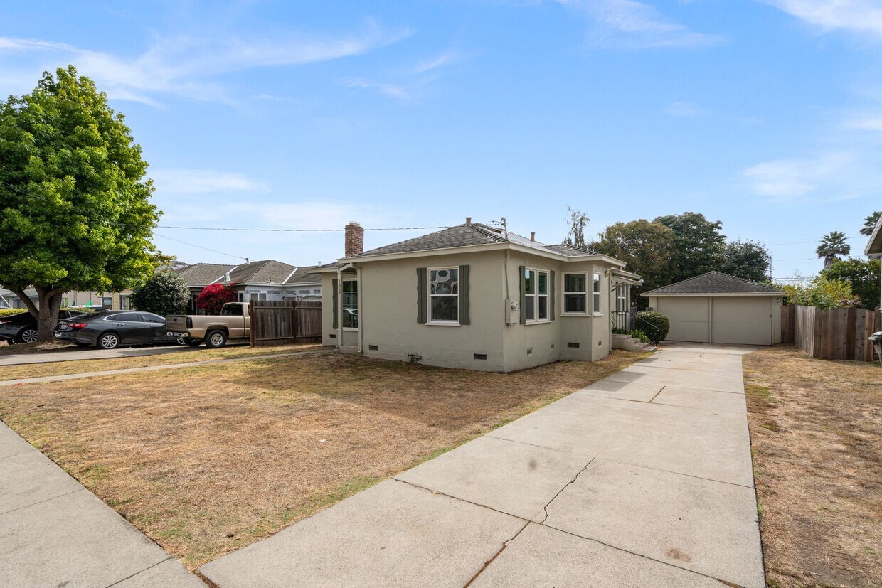 Foto principal - Remodeled Property- Centrally Located