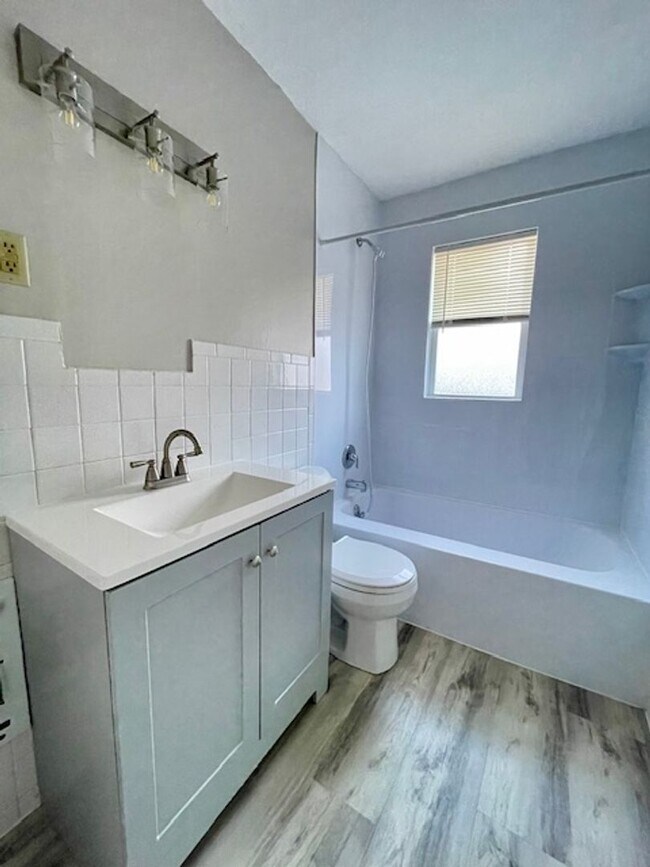 Foto del edificio - IMPECCABLE, QUIET 1 Bedroom Available!