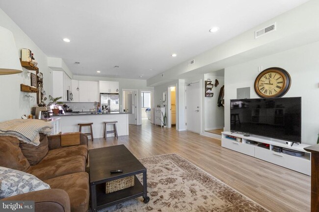 Building Photo - 381 Martin St