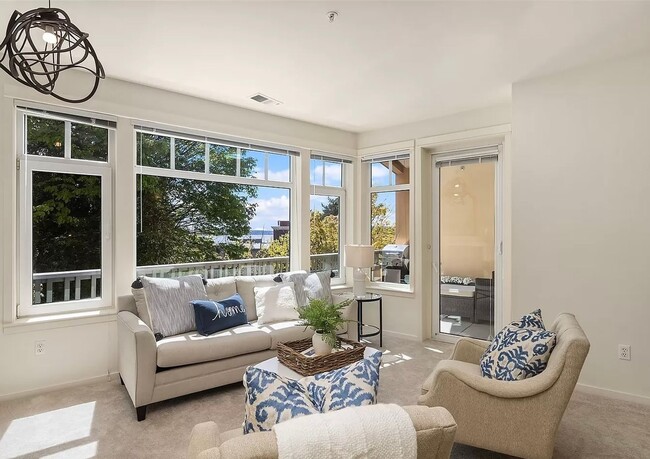 Building Photo - Spacious Downtown Kirkland condo!