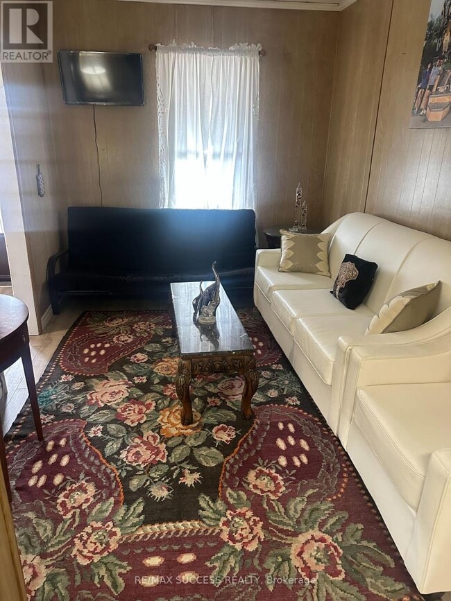 Photo du bâtiment - 153 Barnesdale Ave N