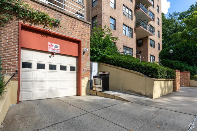 Building Photo - 735 Kappock St