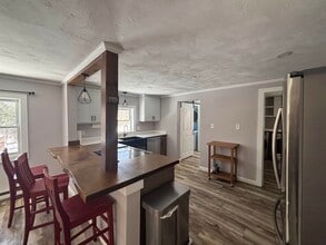 Building Photo - 280 Lakeshore Dr