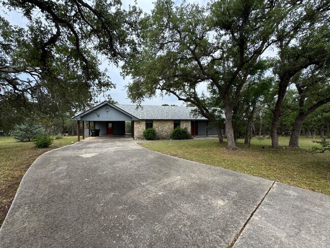Foto del edificio - Charming 3-Bed in Wimberley: Granite Kitch...