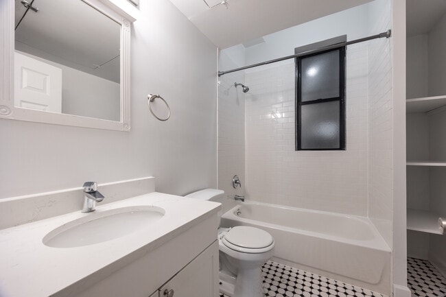 Building Photo - 2132 W Concord Pl