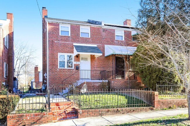 Foto del edificio - Bright and Beautiful Benning Ridge Abode