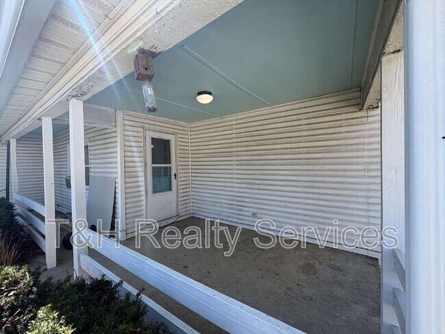 Building Photo - 117 W Ash St