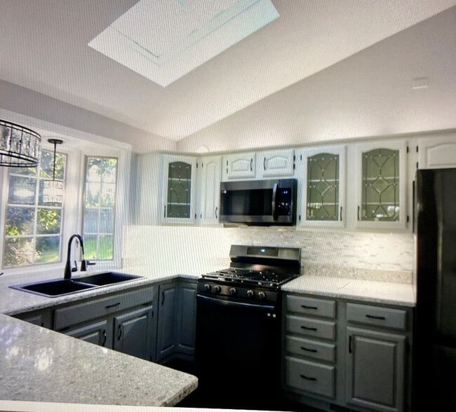 Building Photo - 1401 Hillside Ln