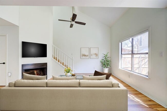 Building Photo - 512 Eberhart Ln