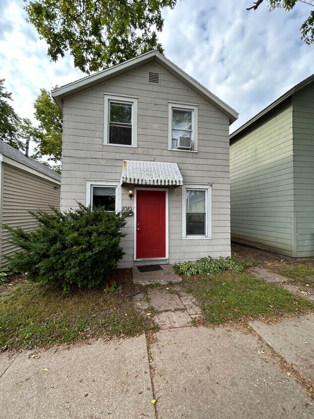 Primary Photo - 3 Bedroom House Near Campus