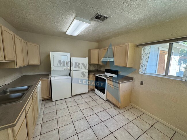 Building Photo - Adorable 2 bedroom back house in Mesilla P...