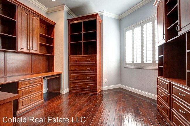 Building Photo - 4 br, 3.5 bath House - 305 Corsicana St. - C2