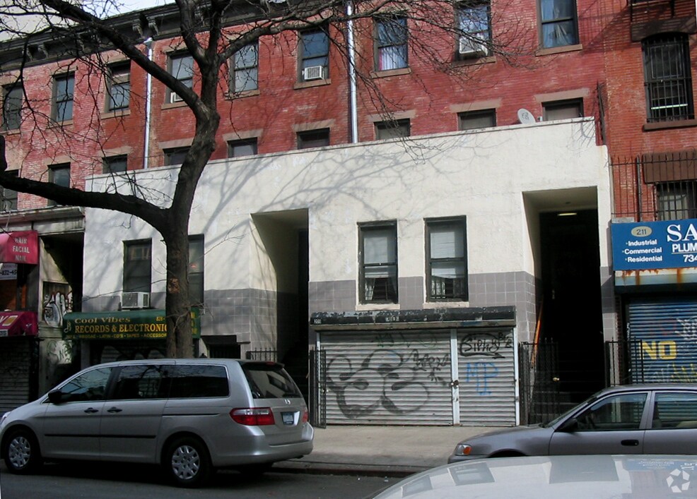 Building Photo - 209 E 117th St