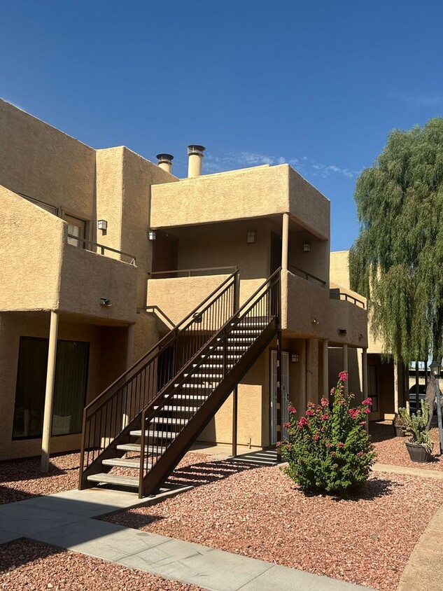 Foto principal - 2 BEDROOM UNIT IN CACTUS FLATS IN GLENDALE