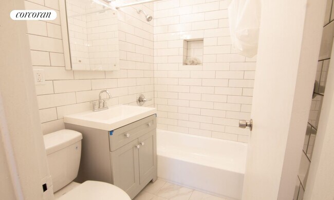 Building Photo - 10 W 87th St
