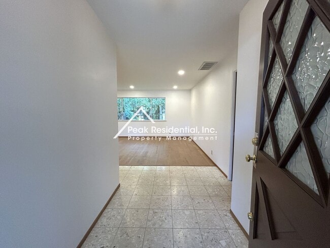 Building Photo - Wonderful 4bd/2ba Fair Oaks Home!