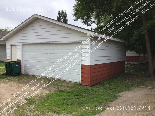 Building Photo - 614 3rd St S